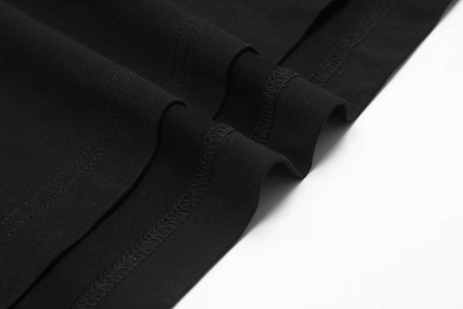 vivienne west wood Vivienne Saturn classic versatile long-sleeved, simple and fashionable, very practical to wear inside and outside, the top hot model in 2024, no need to say more, directly cut down, full range of correct accessories, every detail is completely restored, directly stretched to full Size: XS-L Color: black white
